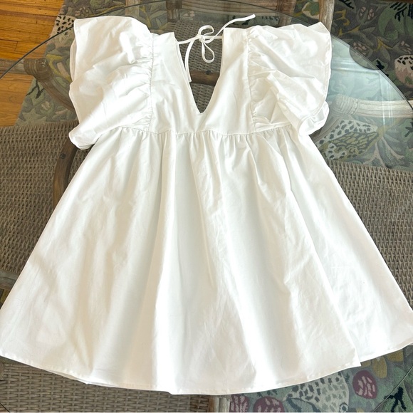 Blue Blush Dresses & Skirts - Blue Blush white ruffle sleeve dress size L